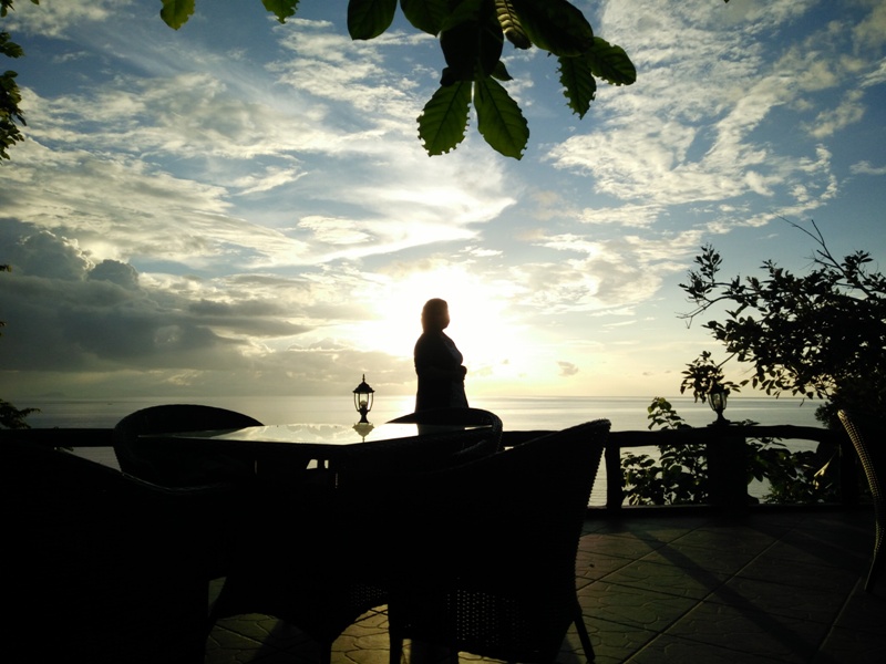 Tampak sunset dari tempat santai. Kasuari Valley Beach Resort / foto: istimewa