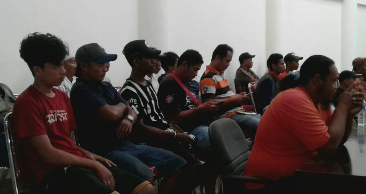 Para Nelayan yang mendatangi kantor DPRD Kota Sorong guna mengadukan proses pembuatan izin berlayar