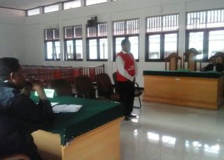 Thomas Eduard Tallahatu saat mendengarkan putusan majelis hakim pengadilan negeri sorong, Kamis 19 Oktober 2017