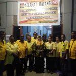 Pengurus DPD Golkar KOta Sorong foto bersama di kantor KPU Kota Sorong