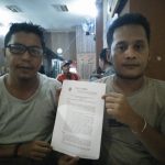 Kuasa Hukum Bupati Raja Ampat Moh. Iqbal Muhiddin dan Abdul Azis, saat menunjukkan surat rekomendasi dari Dewan Pers