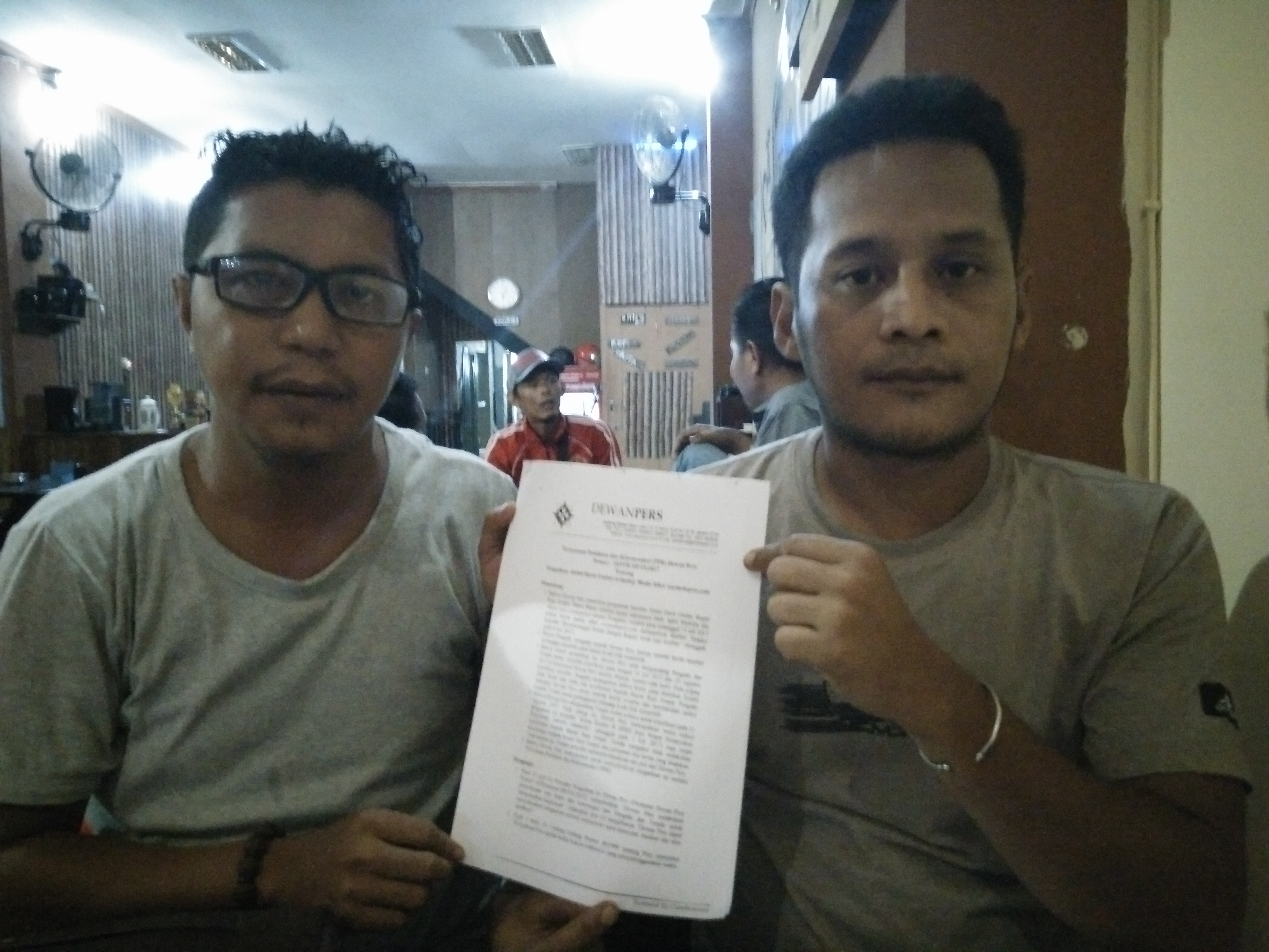 Kuasa Hukum Bupati Raja Ampat Moh. Iqbal Muhiddin dan Abdul Azis, saat menunjukkan surat rekomendasi dari Dewan Pers