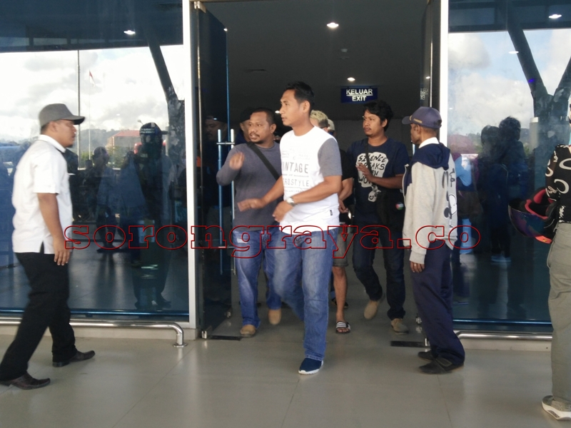 HPS saat digiring anggota Polres Aimas dari Bandara DEO Sorong menuju Polres Aimas