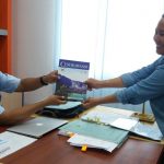 Rany Iriani, Ketua HPI Raja Ampat saat menyerahkan majalah kepada Yusdi Lamatenggo, Kepala Dinas Pariwisata Raja Ampat