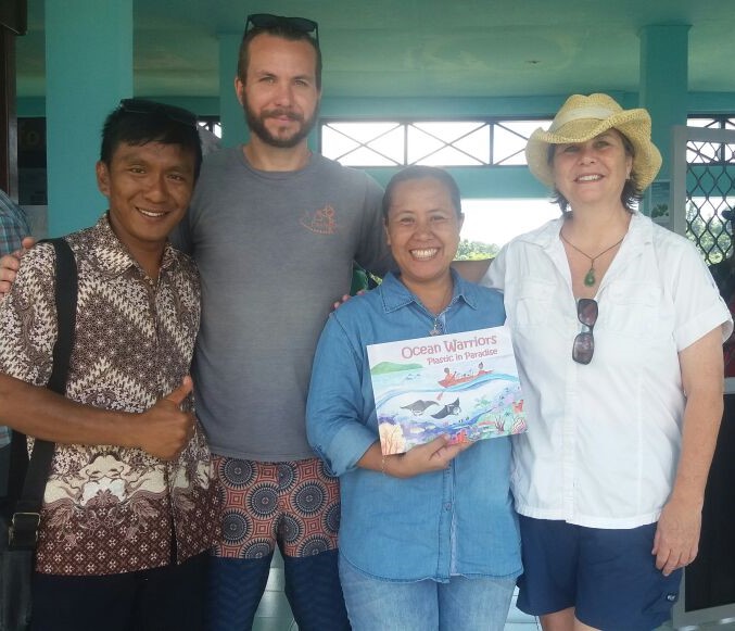 Foto bersama pengurus HPI Raja Ampat bersama para turis Asing