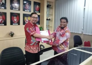 Dekan FH-UMS, Kariadi saat menandatangani MoU dengan Dekan FH Universitas Muhammadiyah Jakarta, Dr Trisno Raharjo