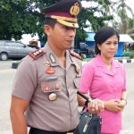 Robertus A. Pandiangan, Kapolres Kaimana bersama istrinya