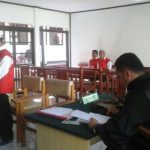 M. Haris Nasution saat mendengarkan vonis hakim di Pengadilan Negeri Kelas IIb Sorong. Rabu, 29 Nov 2017.