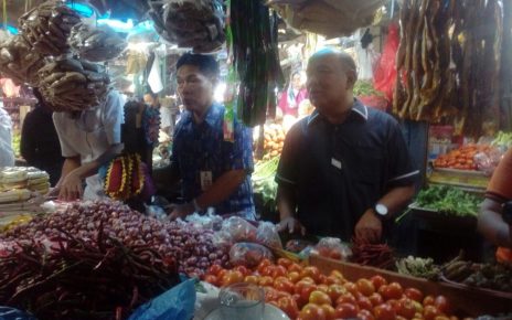Tim Kementrian Perdagangan saat meninjau langsung harga Sembako di Pasar Sentral Sorong.