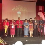 Arsist Merdeka Sirait, Ketua KOMNAS Perlindungan Anak menerima penghargaan dari Imacullata Autism Boarding School.