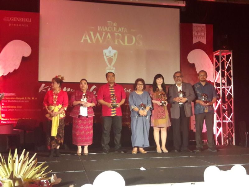 Arsist Merdeka Sirait, Ketua KOMNAS Perlindungan Anak menerima penghargaan dari Imacullata Autism Boarding School.