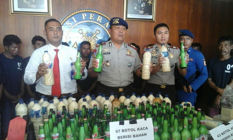 Direktur Polair Polda Papua Barat, Kombes Pol Giuseppe Renhard Gultom saat menunjukkan bom ikan milik Kapal Anugerah AS-01.