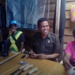 Syarif Nari saat berdiskusi dengan pedagang mama papua