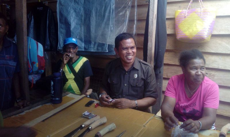 Syarif Nari saat berdiskusi dengan pedagang mama papua