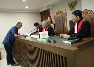 Adjid, saat mencabut gugatan di Pengadilan Negeri Jakarta.
