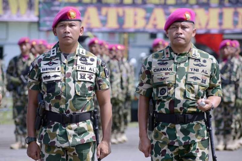 Komandan Batalyon Marinir Pertahanan Pangkalan XIV Sorong, Mayor Moch Chanan Asfihani (kanan) bersama Letkol Mar Hariyono,saat upacara Sertijab di Surabaya.