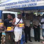 Polda Papua Barat saat memberikan himbauan kepada pedagang kembang api sekaligus membagikan pamflet himbauan
