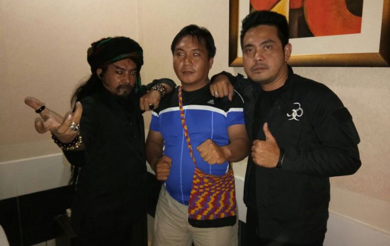 Ronal, wartawan sorongraya.co (tengah) saat foto bersama dengan Master Limbat dan Master Oge di KBH, Sabtu, (30/12/17).