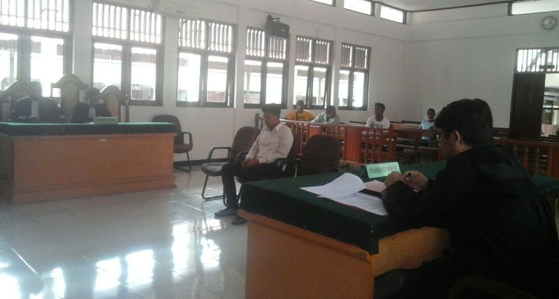 SHS saat menjalanai sidang perdana di Pengadilan Negeri kelas IIb Sorong