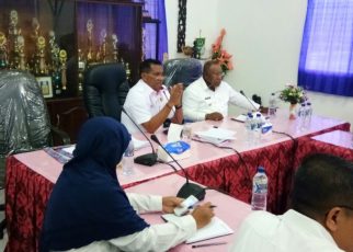 Bupati Kaimana, Drs Matias Mairuma didampingi wakil bupati menjawab tuntutan mahasiswa.