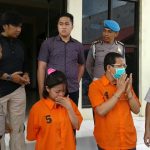 Kedua tersangka HS dan I saat diserahkan oleh Polres Sorong ke Kejaksaan Negeri Sorong