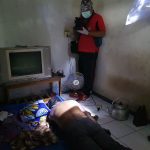 Polisi saat melakukan olah TKP di rumah korban Sobirin