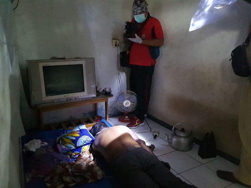 Polisi saat melakukan olah TKP di rumah korban Sobirin