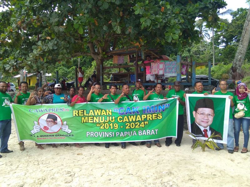 Komunitas Pecinta Gusdur Deklarasi Muhaimin Iskandar Sebagai Cawapres di Pantai Pasir Putih Manokwari, Papua Barat.