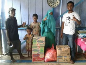 Komunitas Cak Imin Bagi Sembako ke Warga Kokoda