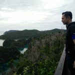 AHY saat memandang alam Raja Ampat dari bukit Piaynemo