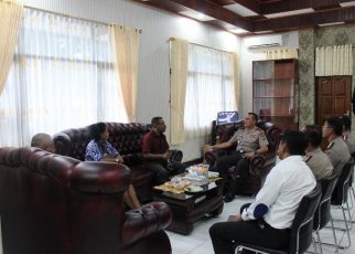 Kapolda Papua Barat, Brigjen Pol Drs Rudolf Alberth Rodja Gelar Pertemuan Bersama Ketua MRPB Bahas Kuota Rekrutmen Polri Tahun 2018 di Ruang Kapolda, Senin (15-01-2018)