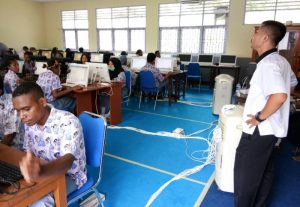 SMA Negeri 1 Kaimana Pinjam Komputer Dari Sekolah Lain