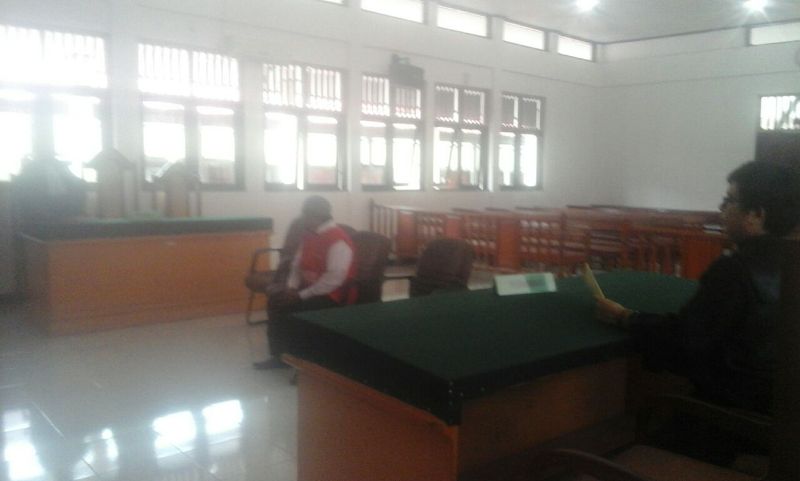 Saifudin Wailata saat mendengar bacaan putusan hakim