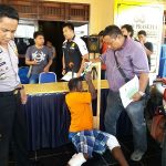 Yosias Makiay (baju kuning) saat mengikuti Pres Reales yang digelar Polres Sorong Kota