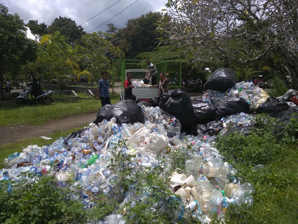 UKM Pramuka Unipa Kerjasama Dengan Dinas Lingkungan Hidup Olah Limbah Plastik di Manokwari