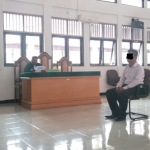 AA saat mendengar tuntutan JPU di Pengadilan Negeri kelas Ib Sorong