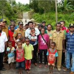 Anggota DPD-RI, Mervin Irian Sadipun Komber pose bersama masyarakat Distrik Kaitaro, Kabupaten Teluk Bintuni saat melakukan kunjungan kerja baru-baru ini