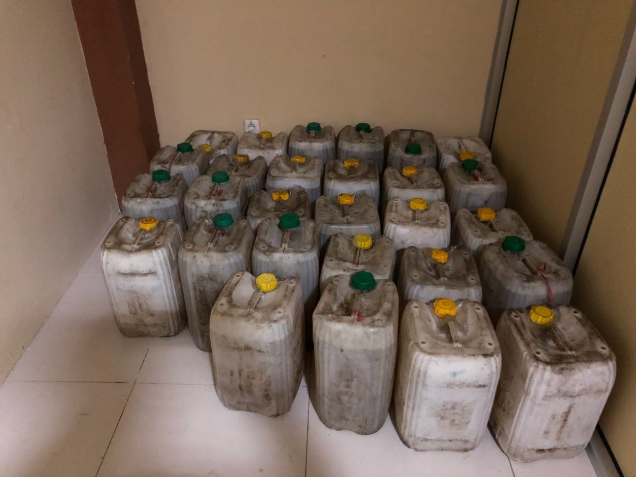 Barang Bukti 28 jergen miras yang sita Direktorat Reserse Narkoba Polda Papua Barat