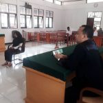 Fahriani saat mendengar bacaan vonis hakim terhadapnya di Pengadilan Negeri Sorong