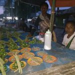 Yolandan dan Novita, penjual pinang 'ojek' di Kota Sorong