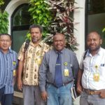 Para aktivis pembela HAM di Papua. Yan Cristian Warinussy, SH (kemeja berdasi) bersama rekan-rekannya