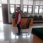 Ortisan Habetan saat mendengar bacaan putusan majelis hakim di Pengadilan Negeri Sorong