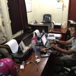 Tersangka RN saat dimintai keterangan oleh penyidik Saber Pungli Satreskrim Polres Sorong Kota,Selasa (03/4/2018)