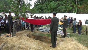 Jenazah Praka Anumerta Vicky Rumpaisum Dimakamkan Secara Militer