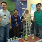 Olha I Mulalinda, ketua FJPI PB (jilbab) dan Elswita S Manurung (biru) bersama Supervisor Broadband dan Digital Sales Branch Sorong, Budi Prasetyo berpose bersama di kantor GraPARI Sorong