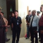 Abdul Kadir Rumodar, Panitera Pengadilan Negeri Sorong menjelakan proses eksekusi kepada kuasa hukum hotel handayani