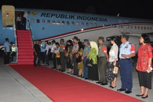 Gubernur PB Sambut Presiden RI di Bandara DEO Sorong