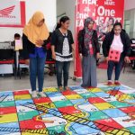 Para Jurnalis wanita yang asik berain Game Ular Tangga