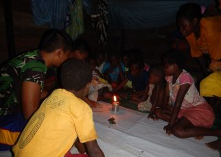 Anak-anak Kampung Sailala yang terus semangat beajar meski menggunakan lilin
