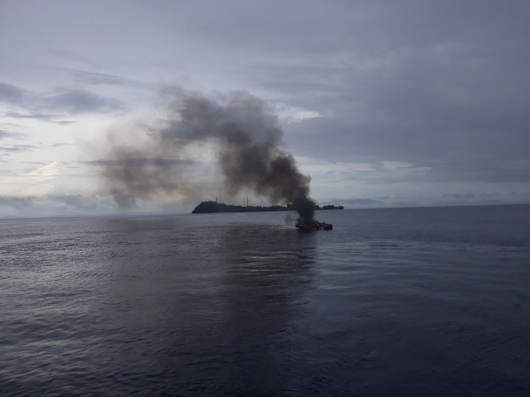 Tampak Speed Boat milik Polres Raja Ampat yang terbakar di perairan saonek